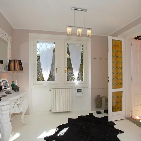 Villa Sleeps 6 *